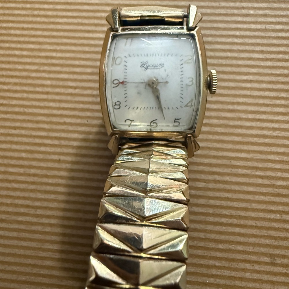 Elegant Gold Wristwatch